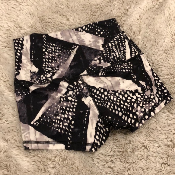 Short Lululemon Lycra Shorts (Size 4) - Picture 2 of 4